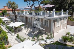 een luchtzicht op een gebouw met tafels en parasols bij Lido Luxury Villas in Lido di Camaiore