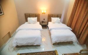Postel nebo postele na pokoji v ubytování Royal Hotel