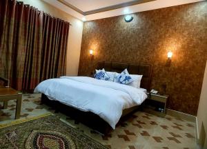 Postel nebo postele na pokoji v ubytování Royal Hotel