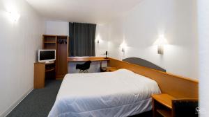 Säng eller sängar i ett rum på Hotel First Rodez