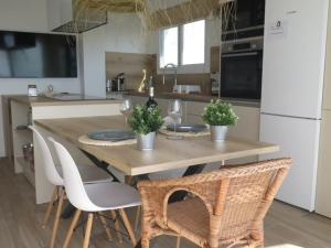 Kuchyňa alebo kuchynka v ubytovaní Precioso apto Miami primera linia playa cala de las Sirenas, con WIFI y NETFLIX, adecuado para teletrabajar