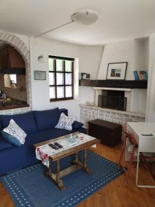 a living room with a blue couch and a table at Apartman Villa Marina in Rakalj