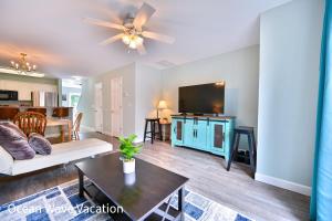 a living room with a couch and a tv at Lovely Townhouse One Block to the Beach in Myrtle Beach