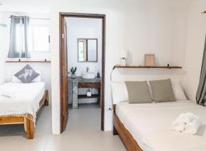 Postel nebo postele na pokoji v ubytování Cuatro Vientos Lodge & Apartments - Mal País, Costa Rica