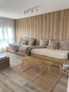 Posedenie v ubytovaní Precioso apto Miami primera linia playa cala de las Sirenas, con WIFI y NETFLIX, adecuado para teletrabajar