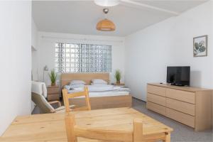 una camera con letto, tavolo e TV di Apartmány Rozárka Turnov a Turnov Altre 37 foto