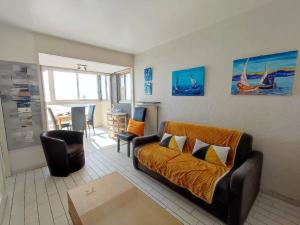 sala de estar con sofá y mesa en Magnifique Vue Mer avec une chambre - Nouria 55 -, en Canet-en-Roussillon