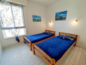 2 camas en una habitación con ventana en Magnifique Vue Mer avec une chambre - Nouria 55 -, en Canet-en-Roussillon
