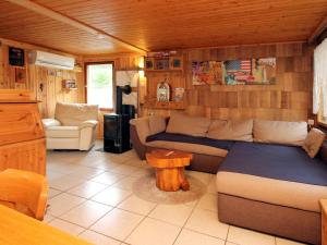 ein Wohnzimmer mit einem Sofa und einem Tisch in der Unterkunft Bungalow Wernsdorf in Wernsdorf