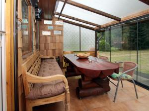 ein Esszimmer mit einem Tisch und Stühlen in einem Haus in der Unterkunft Bungalow Wernsdorf in Wernsdorf