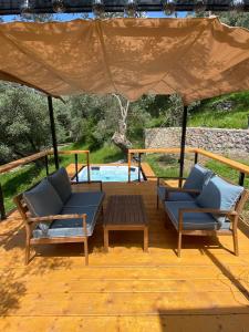 een patio met 2 stoelen, een tafel en een tent bij C’est la vie in Ulcinj