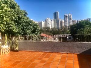 a balcony with a view of a city skyline at Quarto aconchegante lago igapó in Londrina