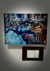 ein Gemälde, das an einer Wand hängt, mit den Worten Harlequin auf Albuquerque-Schallplatten in der Unterkunft Stanze d’Autore in Taranto