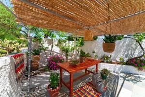 A garden outside Tselios Apartments & Studios