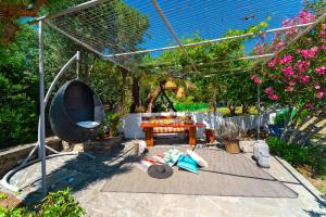 A garden outside Tselios Apartments & Studios