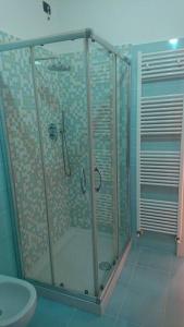 uma casa de banho com um chuveiro e um WC. em Appartamento La Valle em Passignano sul Trasimeno