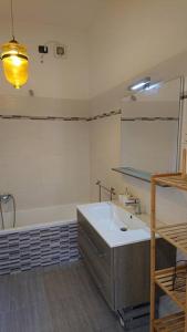 uma casa de banho com um lavatório e um espelho em Appartamento La Valle em Passignano sul Trasimeno