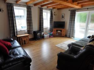 Posezení v ubytování Burry Farm Cottage