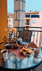 uma mesa com um prato de comida numa varanda em Apartman Natasha em Trebinje