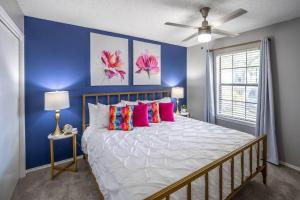 Postel nebo postele na pokoji v ubytování Entire Place Wi-fi Washer Dryer 4kTV Pets Allowed #615