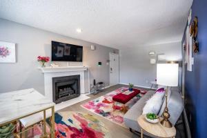 TV a/nebo společenská místnost v ubytování Entire Place Wi-fi Washer Dryer 4kTV Pets Allowed #615