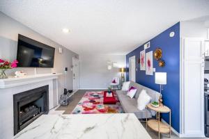 Kuchyň nebo kuchyňský kout v ubytování Entire Place Wi-fi Washer Dryer 4kTV Pets Allowed #615 + 36 fotografií