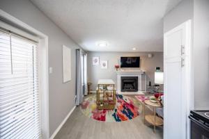 Kuchyň nebo kuchyňský kout v ubytování Entire Place Wi-fi Washer Dryer 4kTV Pets Allowed #615