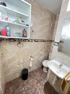 Apartamento Con Estilo A 4 Min Del Aeropuerto-6 Piso! في ليما: حمام مع حوض ومرحاض
