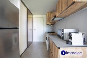 una cocina con encimera y microondas en Air-conditioned studio 5 minutes from the beach and shops, en Cros-de-Cagnes