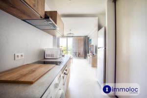 una cocina con estufa horno de arriba junto a una nevera en Air-conditioned studio 5 minutes from the beach and shops, en Cros-de-Cagnes