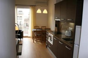 Una cocina o kitchenette en Apartamentos Bejar
