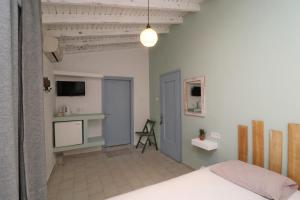 Televízia a/alebo spoločenská miestnosť v ubytovaní Voula's House