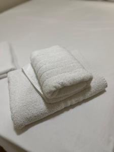una pila de toallas sentadas sobre un mostrador en Maro's Apartments, en Argostoli