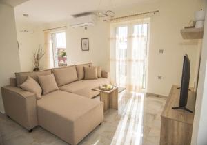 uma sala de estar com um sofá e uma mesa em Villa Amare em Porto Heli
