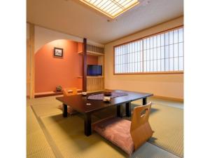 a dining room with a table and chairs at Oyasukyo Onsen Ryokan Tarobee - Vacation STAY 56764v in Yuzawa