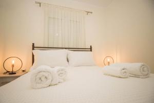 um quarto com uma cama com toalhas em Villa Amare em Porto Heli