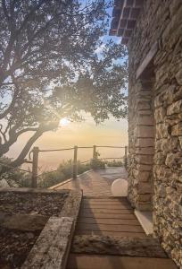 un sentiero in legno che conduce a un edificio con un albero di LE CABANON 2.42 a Le Thor