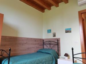 阿奇雷亞萊的住宿－Profumo di Zagara Acireale，一间卧室设有一张床和木墙