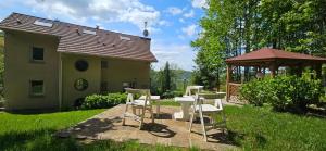 - un groupe de chaises, une table et un kiosque dans l'établissement Villa pré d'Oro - 1000 étangs, à Amage