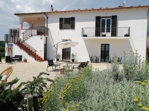 an external view of a house with a garden at Agriturismo Podere Verdicchio in Scansano
