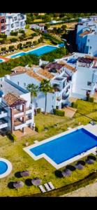 Bazén v ubytování Los Robles de Los Arqueros golf 3 bedrooms apartment. nebo v jeho okolí