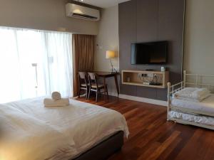 ペタリンジャヤにあるSunway Resort Suites By Newcityhomeのベッドルーム(ベッド1台、薄型テレビ付)