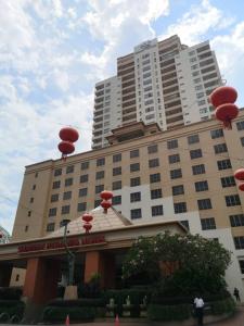 ペタリンジャヤにあるSunway Resort Suites By Newcityhomeの赤灯が上に並ぶ大きな建物