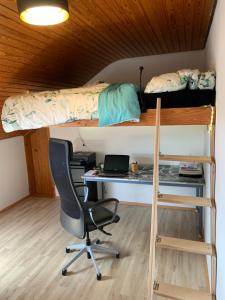 1 dormitorio con escritorio y literas en Appartement Biberach, en Biberach an der Riß