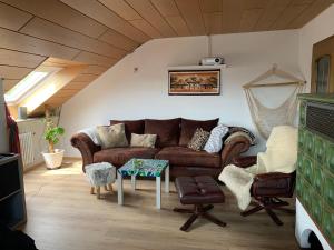 - un salon avec un canapé et une table dans l'établissement Appartement Biberach, à Biberach an der Riß