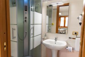 uma casa de banho com um lavatório e um chuveiro em B&B al Vico Pepe em Castelmezzano