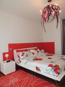1 dormitorio con cama y lámpara de araña en Ross House, en Fermo