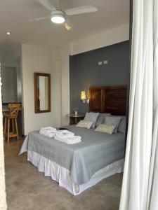 een slaapkamer met een bed met handdoeken erop bij Plano Vertical in San Miguel de Tucumán