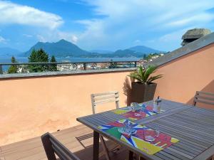 einen Tisch auf einem Balkon mit Meerblick in der Unterkunft La Mansarda in Stresa