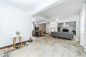 Uma área de estar em Viccos Villa - Brand New Villa in Trou d'Eau Douce